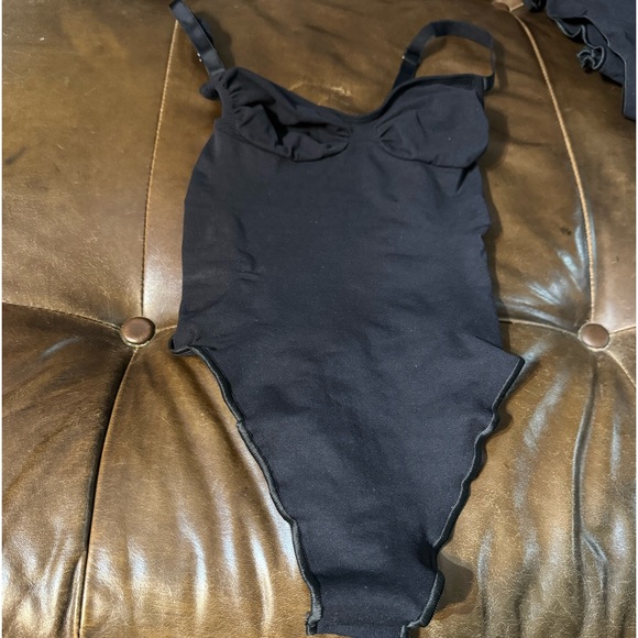 SKIMS SEAMLESS SCULPT THONG BODYSUIT - Picture 7 of 15